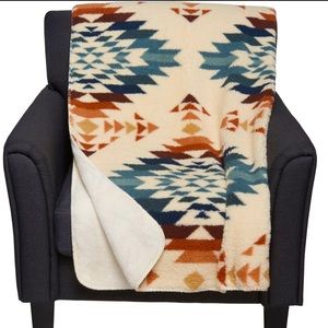 NEW!!  Pendleton Peak Canyon Aztec Sherpa throw blanket
